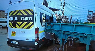 Lokomotifin okul servis minibüsüne çarptığı anlar kamera