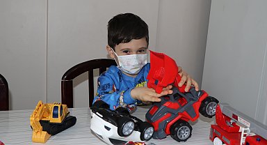 Lösemi hastası Muhammet Emin, tedavi sonrası ablasına kavuşup oyun oynamak istiyor