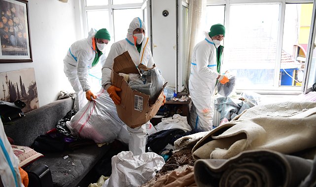 Mahkeme kararıyla boşaltılan evden 4 kamyon atık çıkarıldı