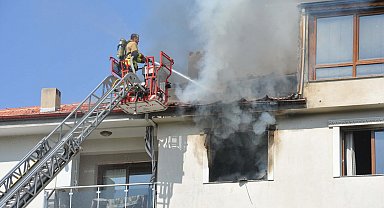 Manisa'da 4 katlı binada yangın