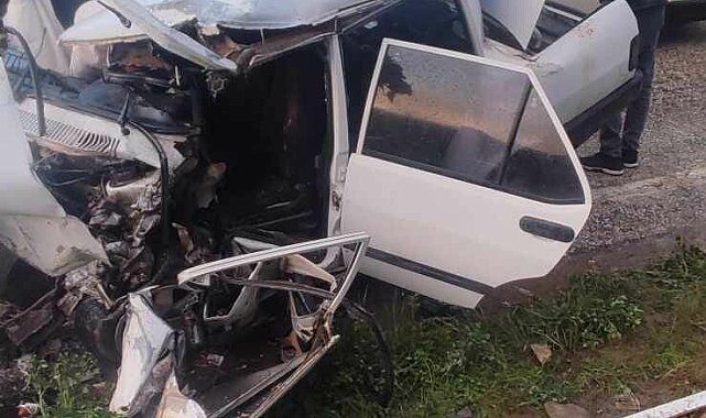 Manisa'da otomobil ile TIR çarpıştı: 3 yaralı