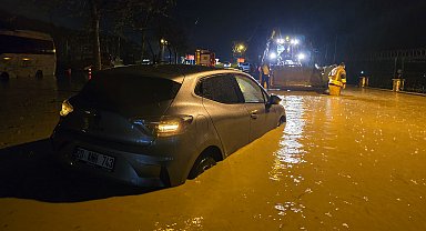 Manisa'da sağanak; araçlar yolda mahsur kaldı