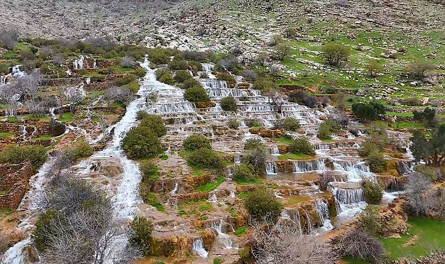 Mardin'de dağlar arasında gizlenmiş Başdeğirmen Şelalesi, görsel şölen sunuyor