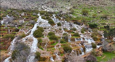 Mardin'de dağlar arasında gizlenmiş Başdeğirmen Şelalesi, görsel şölen sunuyor