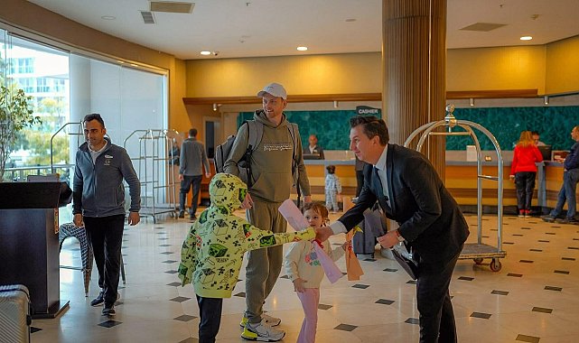 Marmaris'te turistler çiçeklerle karşılaşılandı