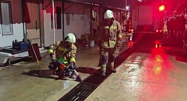 Mazgalda mahsur kalan kedi ve yavruları kurtarıldı