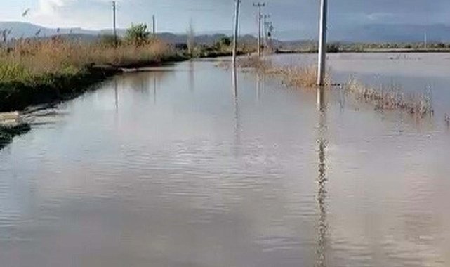 Menderes taştı, yol ulaşıma kapandı