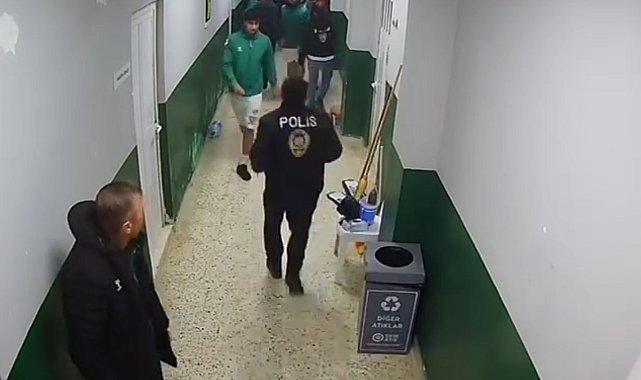 Mersin'de amatör maç öncesi çıkan kavga güvenlik kamerasında