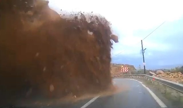 Mersin'de cipin kaya parçalarının altında kaldığı heyelan kamerada