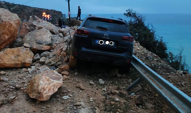 Mersin'de heyelan; kaya parçalarının altında kalan cipin sürücüsü yaralandı