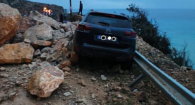 Mersin'de heyelan; kaya parçalarının altında kalan cipin sürücüsü yaralandı