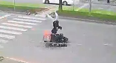 Mersin'de motokuryenin yaya geçidinde çocuğa çarptığı kaza kamerada: 1 yaralı