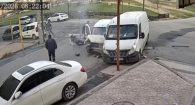 Minibüs ile hafif ticari aracın çarpıştığı kaza kamerada; 4 yaralı