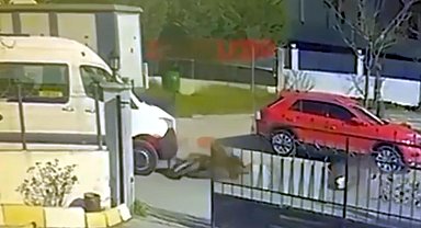 Minibüs ile motosikletin çarpıştığı kaza kamerada: 2 yaralı