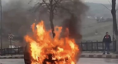 Motor kısmından tutuşan otomobil alev alev yandı