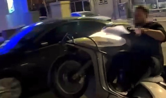 Motosiklet sürücüsünün tek teker üzerinde tehlikeli sürüşü kamerada