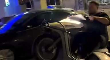 Motosiklet sürücüsünün tek teker üzerinde tehlikeli sürüşü kamerada