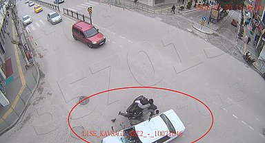 Motosikletin otomobile çarptığı kaza kamerada: 1 yaralı