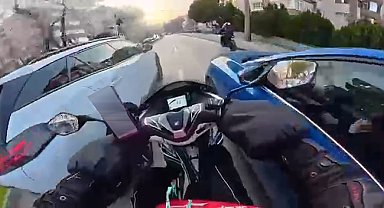 Motosikletiyle 2 aracın arasından geçmeye çalışan kurye kaza yaptı