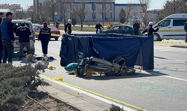 Motosikletiyle hafif ticari araca çarpan kurye öldü