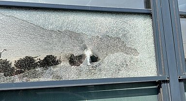 Motosikletli saldırganlar kapalı restoranı kurşunladı