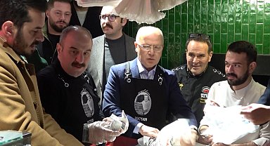 Mustafa Varank, Bursa'da geleneksel sahur programında vatandaşlarla bir araya geldi