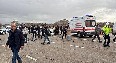 Nevşehir'de 3 aracın karıştığı kazada baba-oğul öldü; 7 yaralı