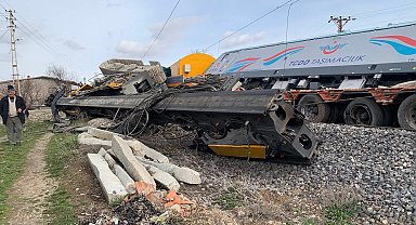 Nevşehir'de yük treni hemzemin geçitte TIR'a çarptı: 2 yaralı