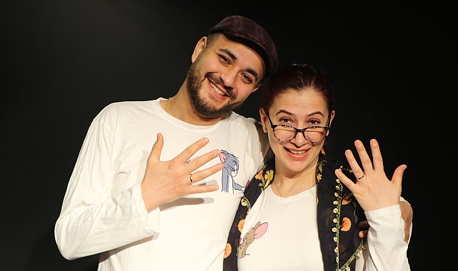 Nişanlarında tiyatro gösterisi yaptılar; 40 yıl sonraki hallerini canlandırdılar