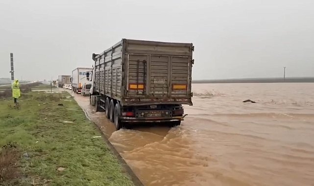 Nusaybin'de sağanak ve dolu: yollar göle döndü, evleri su bastı