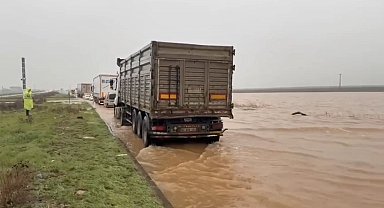 Nusaybin'de sağanak ve dolu: yollar göle döndü, evleri su bastı