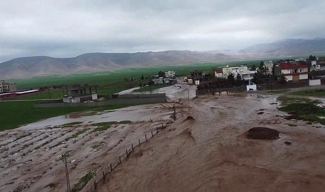 Nusaybin'de sağanak ve dolu: yollar göle döndü, evleri su bastı