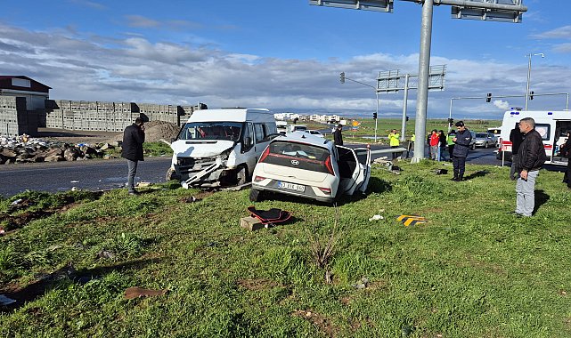 Öğrenci servis minibüsü ile otomobil çarpıştı: 13 yaralı