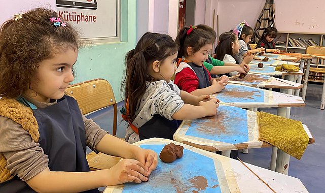 Öğrenciler, ustasından çömlek yapımını öğreniyor