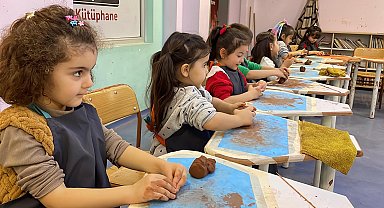 Öğrenciler, ustasından çömlek yapımını öğreniyor