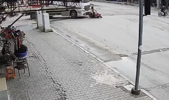 Osmaniye'de kamyonun çarptığı motosikletin sürücüsü öldü; kaza kamerada