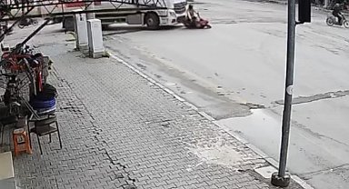 Osmaniye'de kamyonun çarptığı motosikletin sürücüsü öldü; kaza kamerada