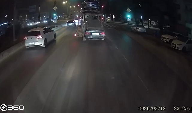 Oto kurtarıcıda yüklü otomobil, yola düştü; o anlar kamerada