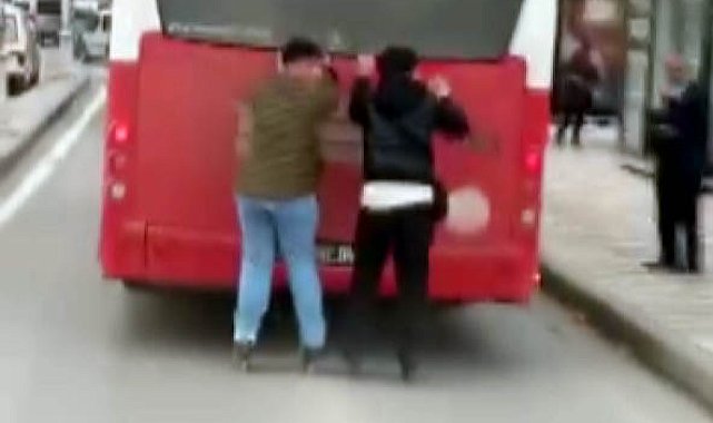 Otobüsün arkasına tutunan patenli çocukların tehlikeli yolculuğu kamerada