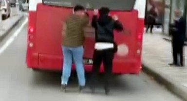 Otobüsün arkasına tutunan patenli çocukların tehlikeli yolculuğu kamerada