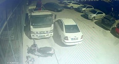 Otomobil, araca çarptı; tamirhaneye daldı; kaza kamerada