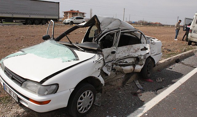 Otomobil ile kamyonet kavşakta çarpıştı: 1 ölü, 1 yaralı