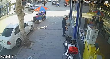 Otomobil ile motosikletin çarpıştığı kaza kamerada: 1 yaralı