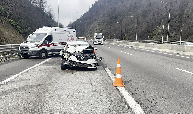 Otomobil, önündeki kamyonete çarptı: 2'si çocuk, 4 yaralı