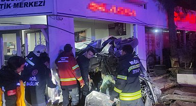 Otomobil, oto lastik mağazasına çarpıp devrildi; 1'i ağır, 3 yaralı