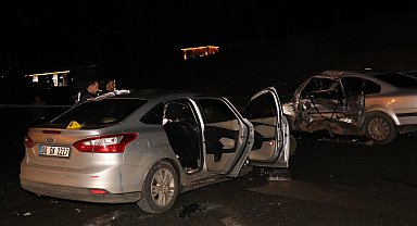 Otomobil, park halindeki araca çarptı: 1'i ağır, 5 yaralı