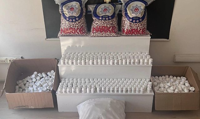 Otomobilde 52 bin 959 adet sentetik hap ele geçirildi; 2 tutuklama