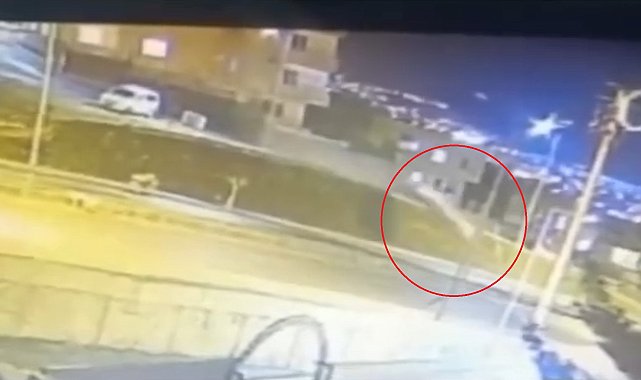 Otomobilin alt yola uçtuğu kaza kamerada: 3 yaralı