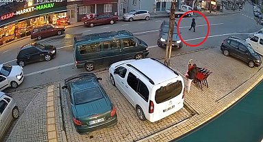 Otomobilin çarptığı yaya ağır yaralandı; o anlar kamerada