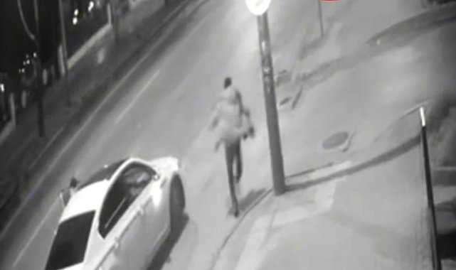 Otomobilin, park halindeki TIR'ın altına girdiği kaza kamerada